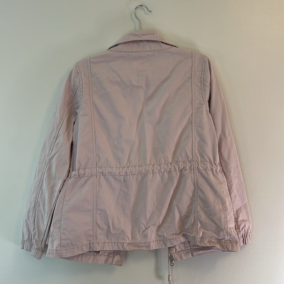 Lightweight jacket: flap pockets, zipper closure, adjustable drawstring hem. - Picture 3 of 4